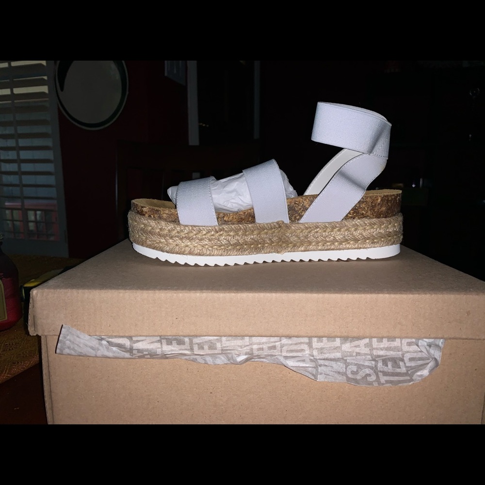 BRAND NEW STEVE MADDEN KIMMIE WHITE SANDALS